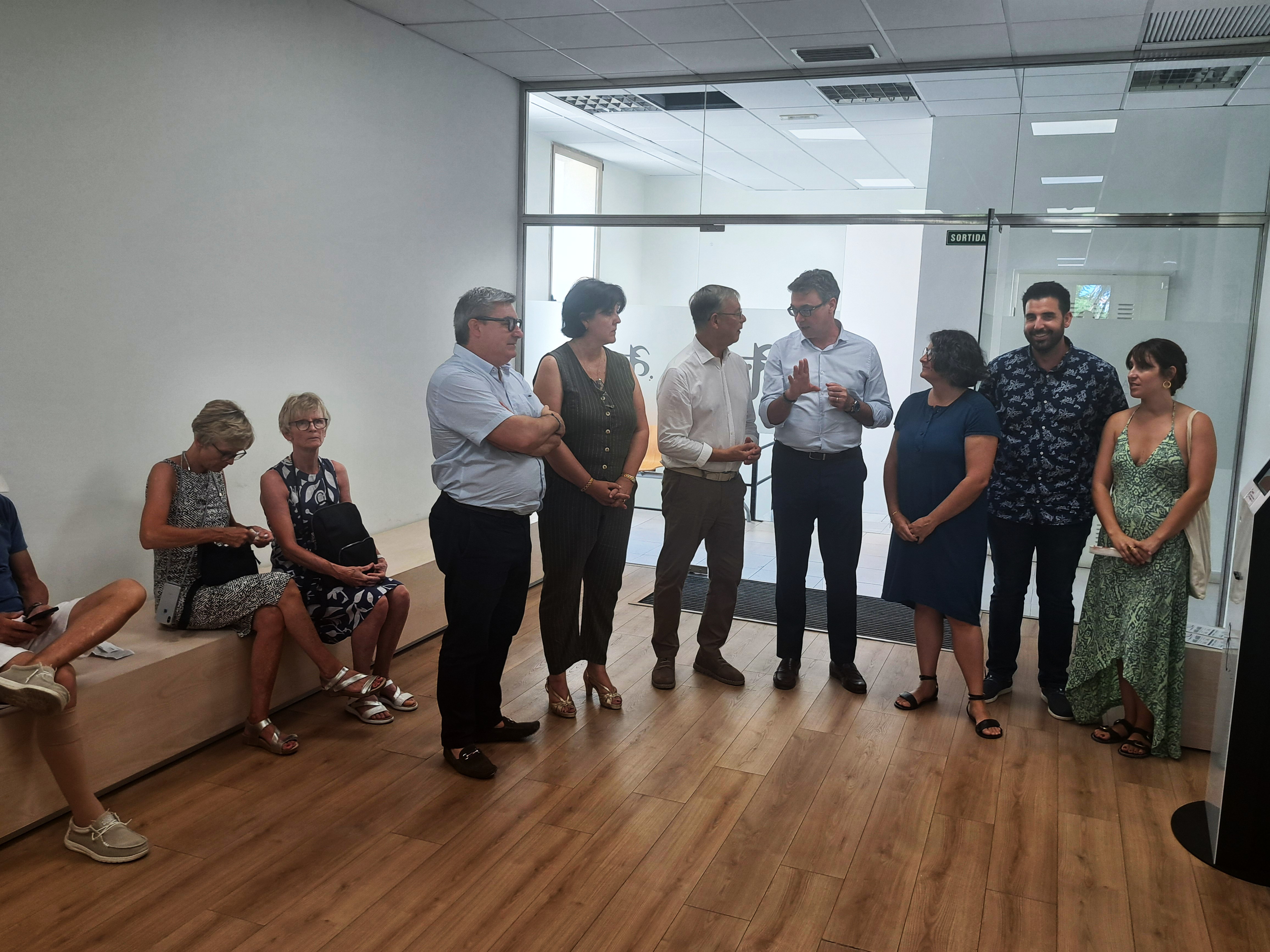 El vicepresident del Govern i conseller d'Economia, Hisenda i Innovació, Antoni Costa, a l'oficina de l'Agència Tributària de les Illes Balears (ATIB) a Ciutadella