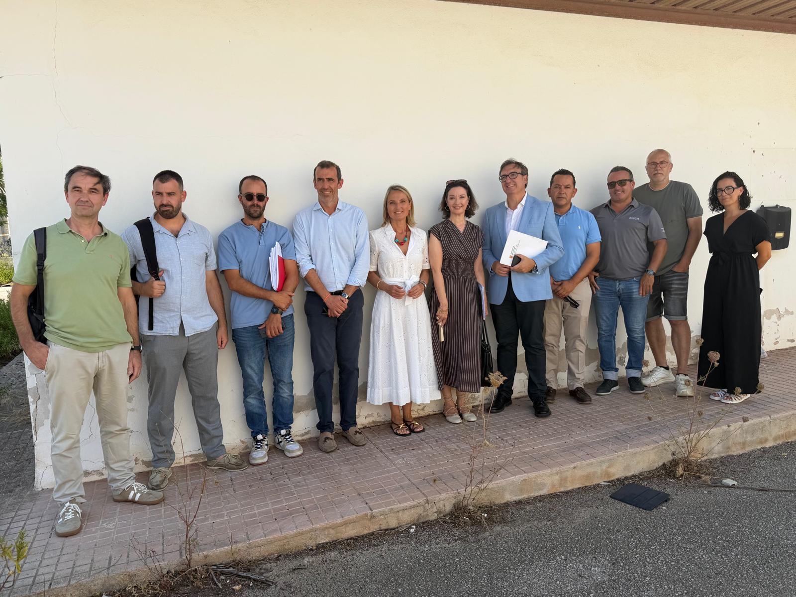 La consellera de Treball, Catalina Cabrer, i el director general d’Habitatge i Arquitectura, José Francisco Reynés, han assistit avui a l’inici de les obres de la nova seu del SOIB a Maó.