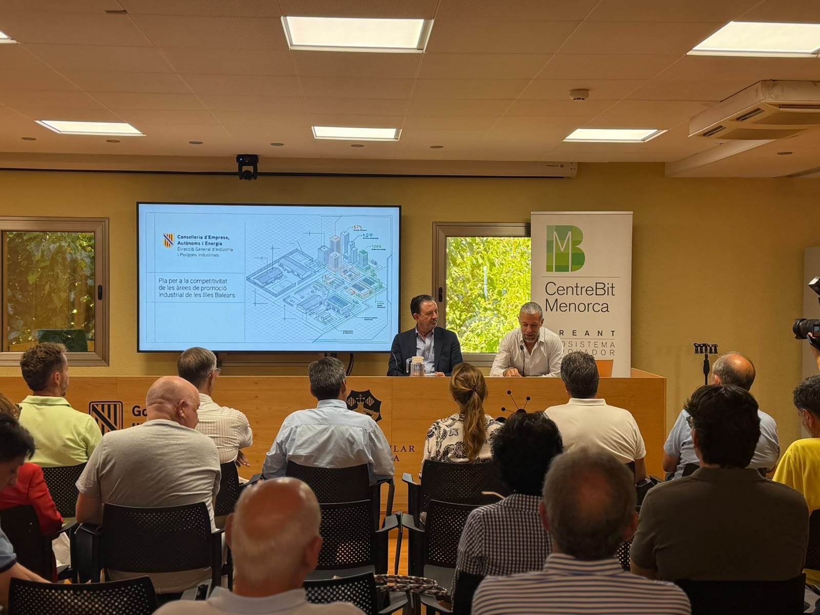El conseller Alejandro Sáenz de San Pedro i el director general Alfons Gómez, durant la presentació.