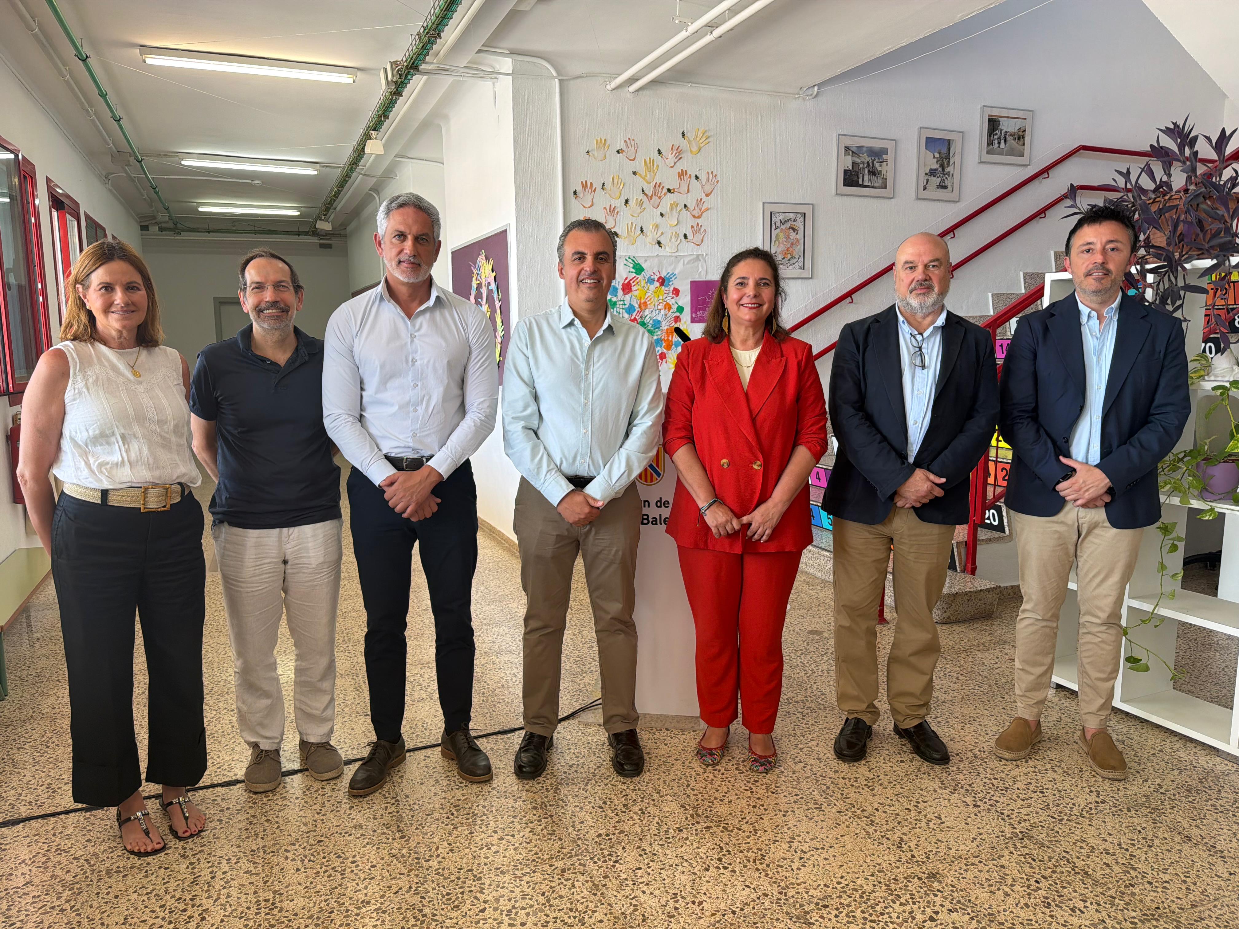 El conseller d'Educació i Universitats i la consellera de Salut, en el centre de la imatge.