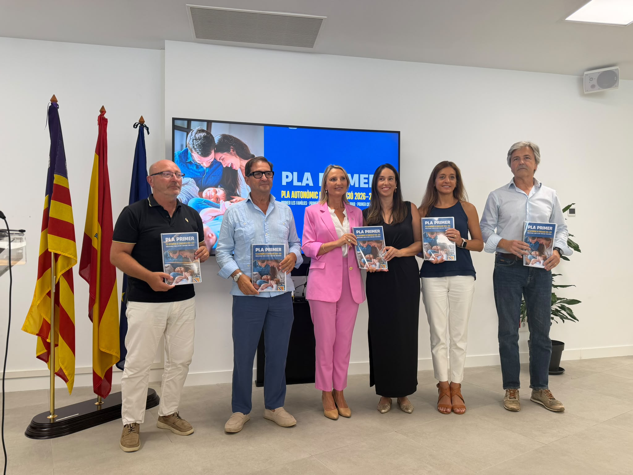 La consellera de Treball amb els representants de CCOO, UGT, PIMEB i CAEB.