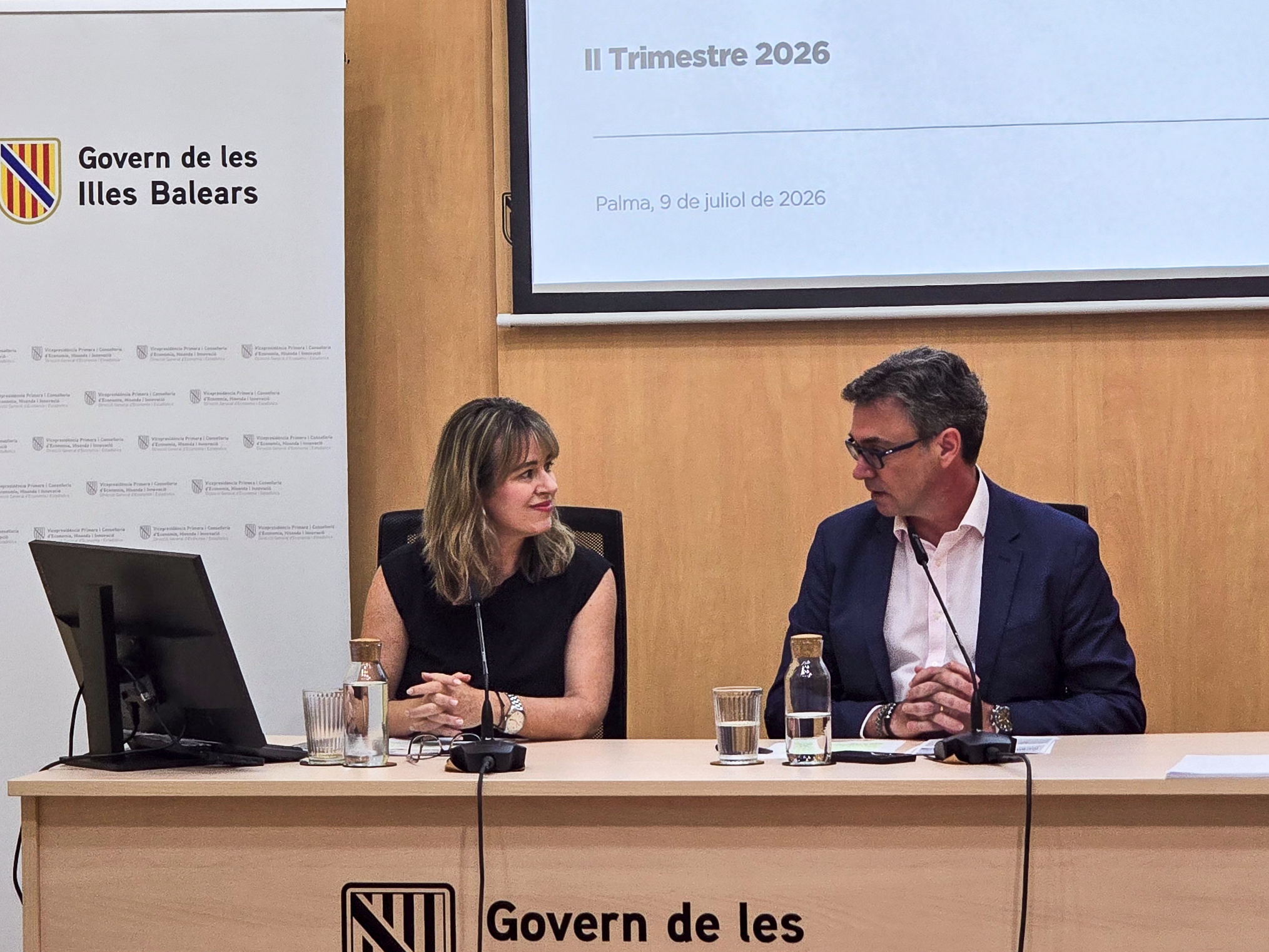 El vicepresident Antoni Costa i la directora general d'Economia i Estadística, Catalina Barceló.