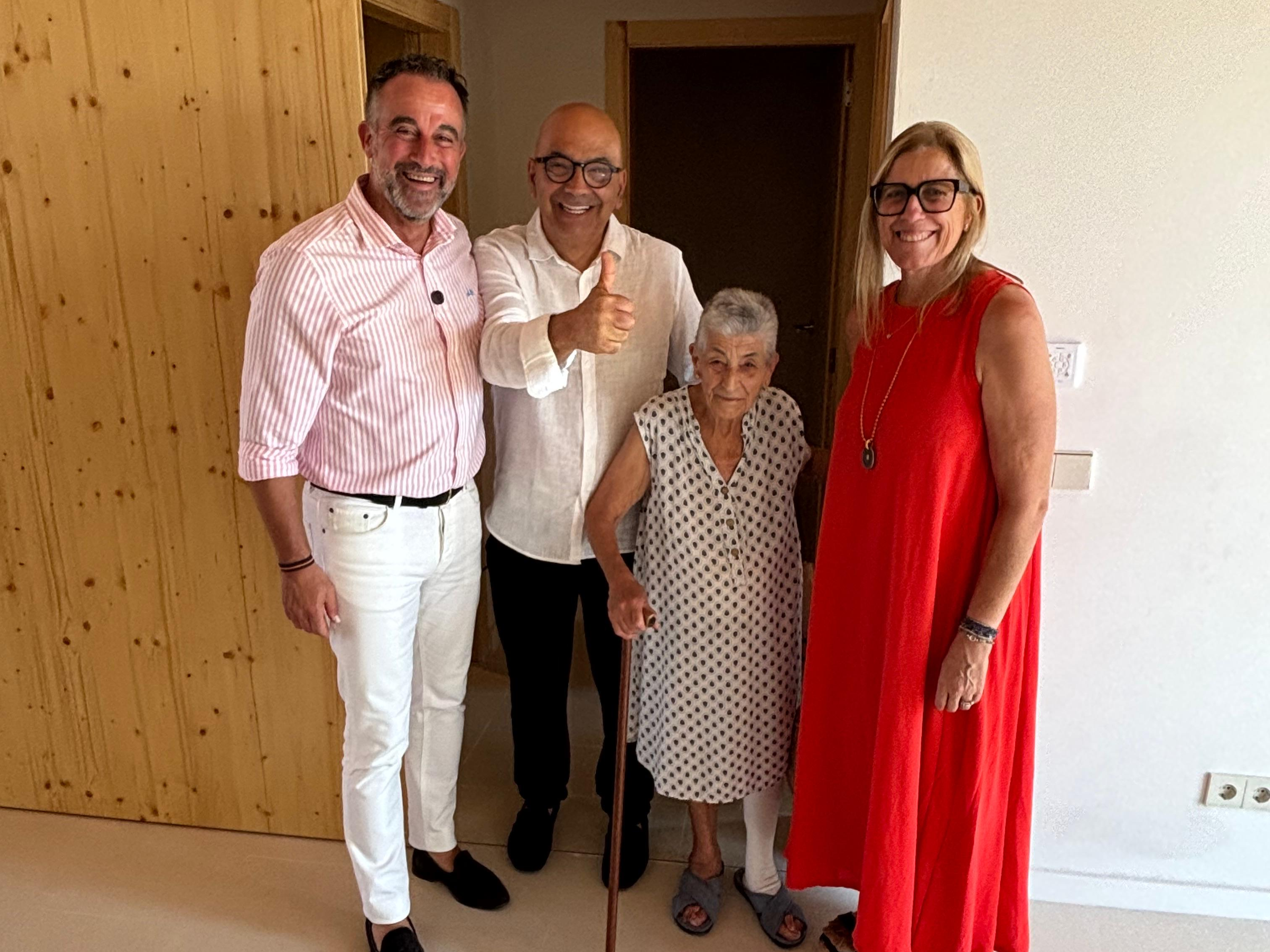 El conseller Mateo, amb la batlessa de Sant Lluís, en el lliurament de claus a una família. 