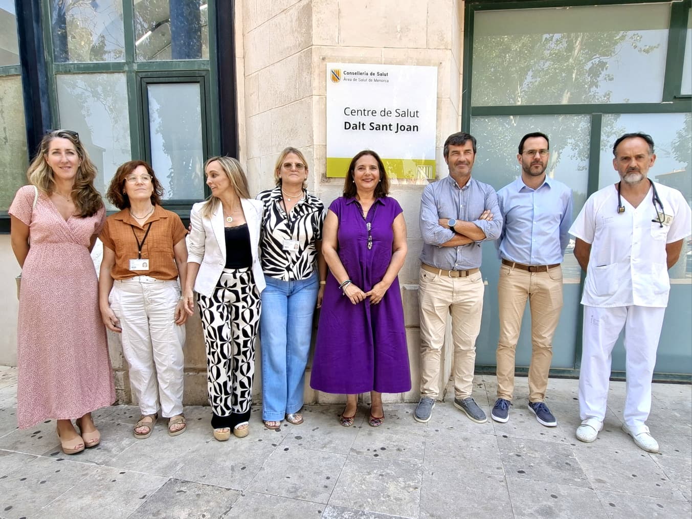 Fotografia de grup durant la visita al Centre de Salut Dalt Sant Joan. 