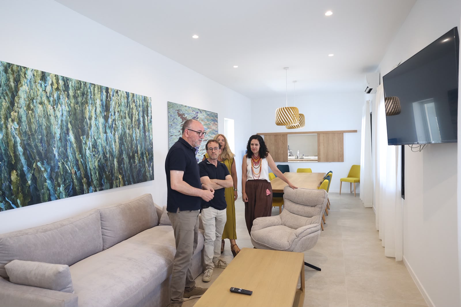 La consellera Sandra Fernández i la directora general Maria Castro durant la visita a l'edifici Sa Ràfia de la Fundació Estel de Llevant amb representants de l'entitat. 