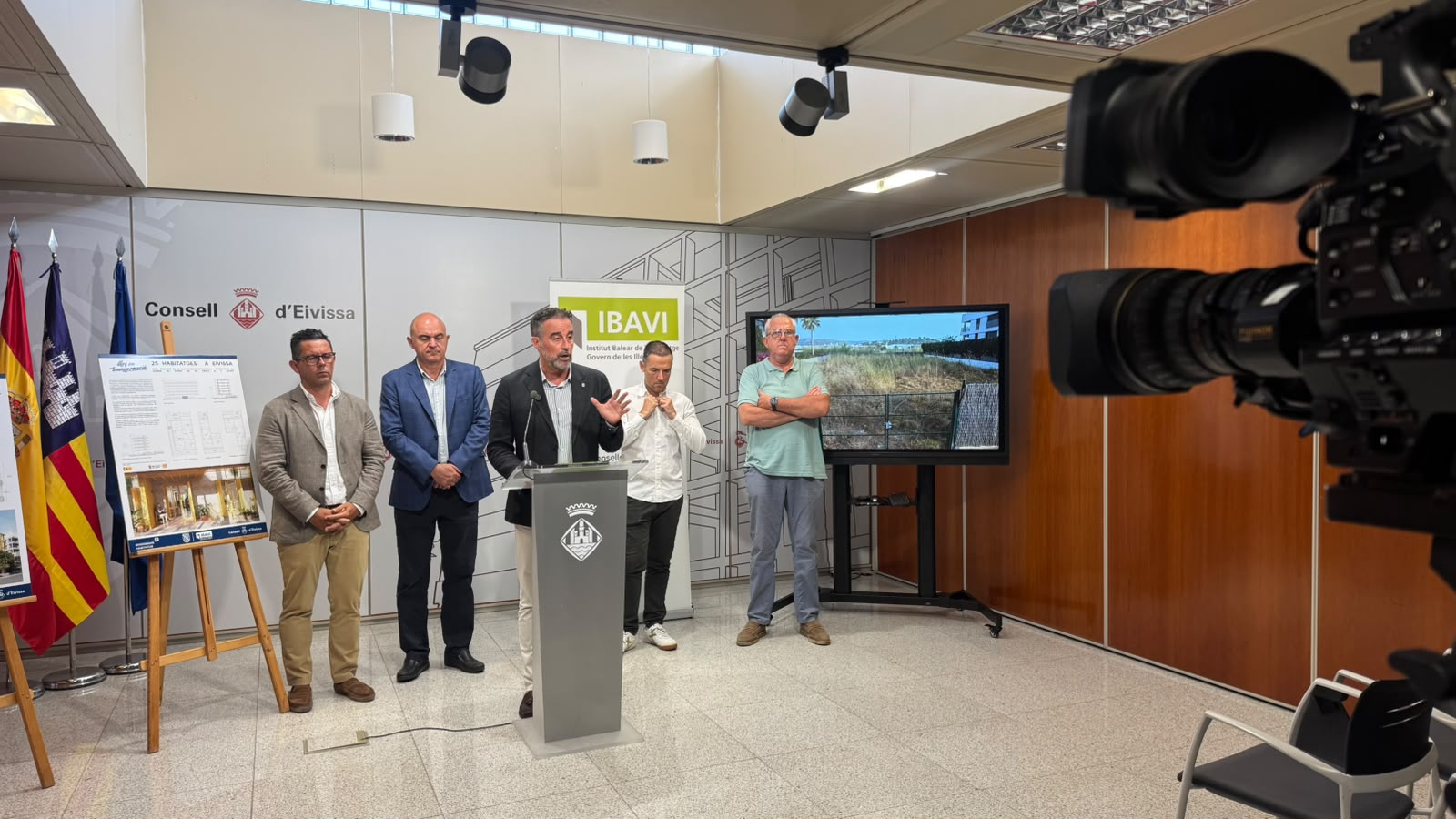 El conseller Mateo, durant la seva intervenció a la roda de premsa juntament amb el president del Consell d'Eivissa, Vicent Marí; el batle d'Eivissa, Rafael Triguero; el vicepresident del Consell, Mariano Juan; i el gerent de l'IBAVI, Roberto Maria Cayuela