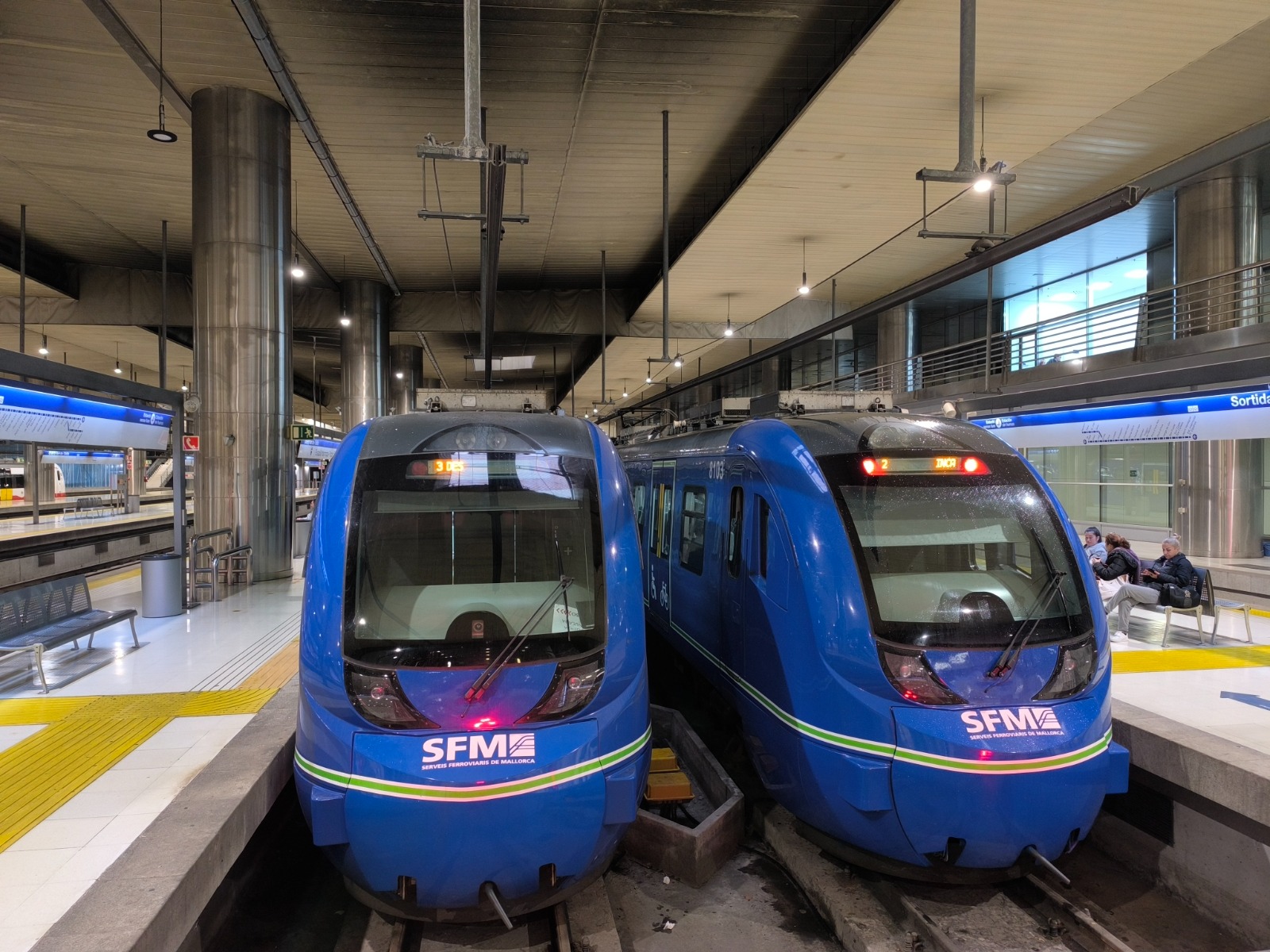 Vagons de metro a l'estació intermodal.