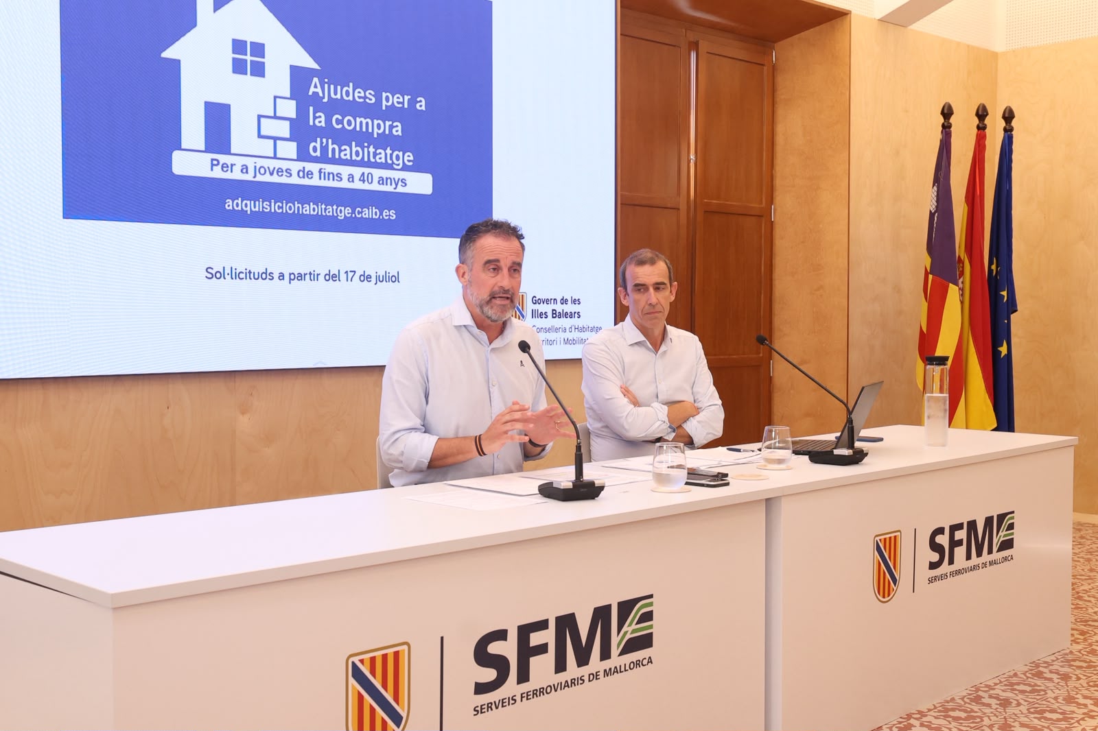El conseller José Luis Mateo i el director general José Francisco Reynés, durant la roda de premsa.
