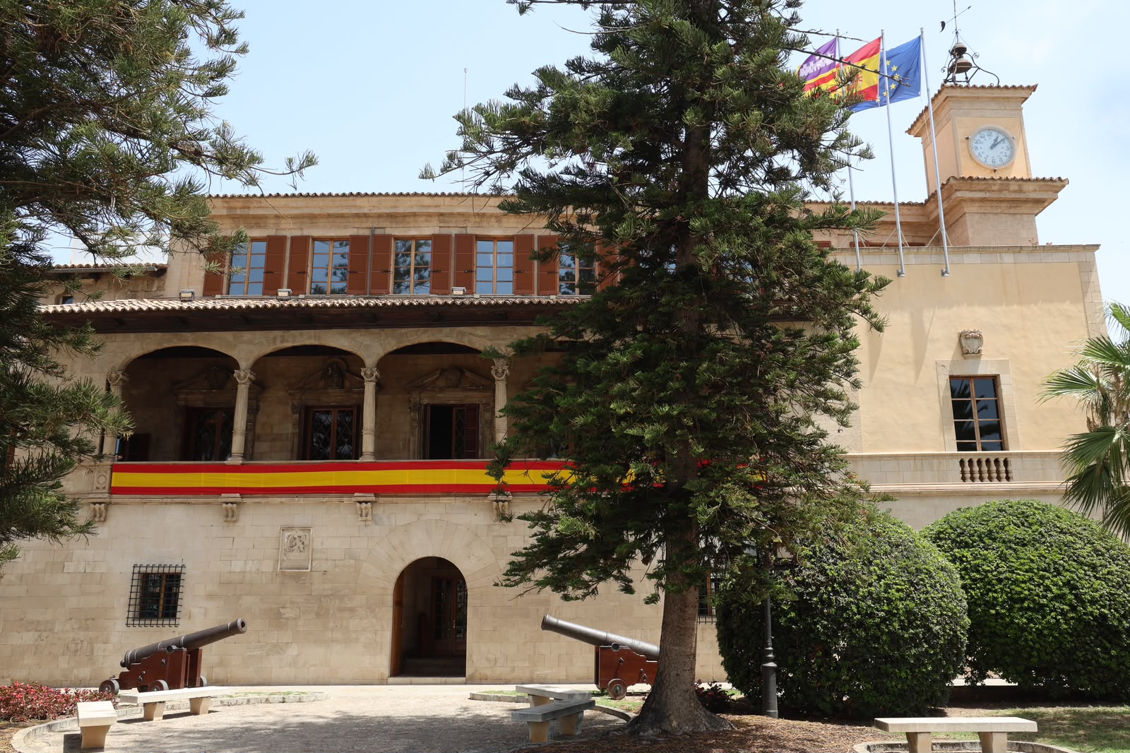 Bandera d'Espanya a la balconada del Consolat de Mar en suport a la Selecció