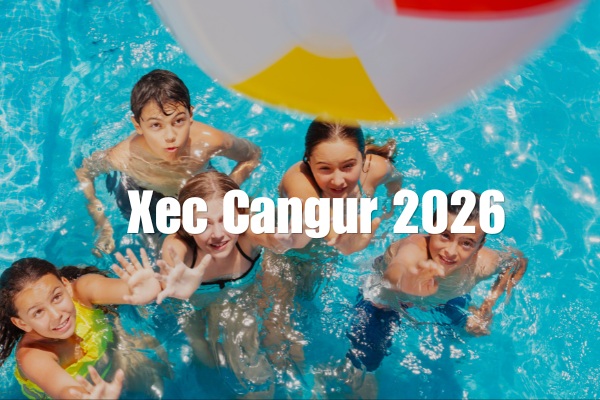 Un grup d'infants juguen amb una pilota amb una piscina. Es pot llegir la frase Xec Cangur 2026