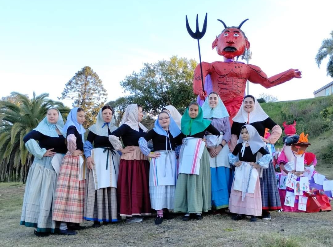 Un grup de dones i nines amb el vestit tradicional de pagesa 