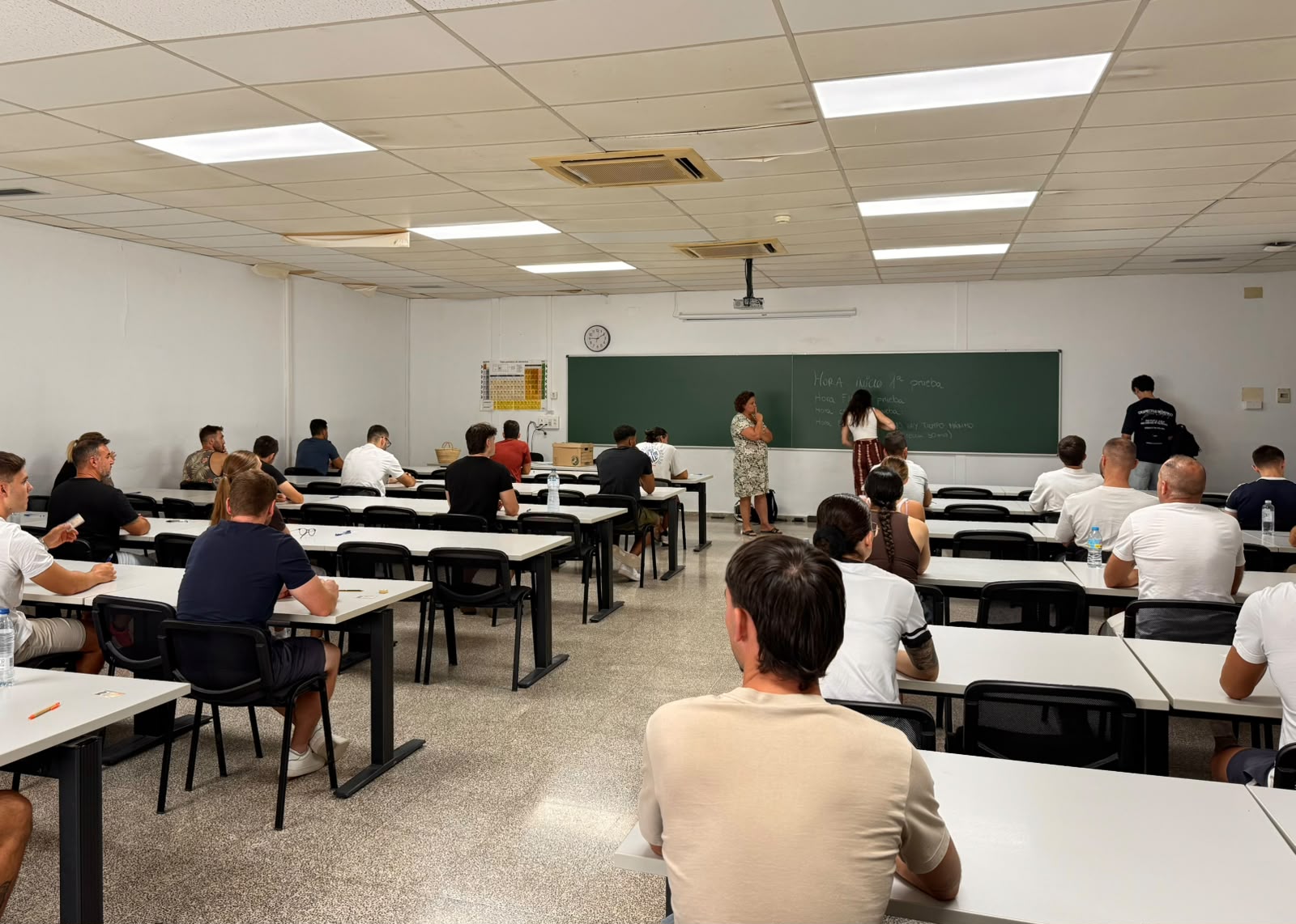 Els aspirants abans de l'inici de la prova.