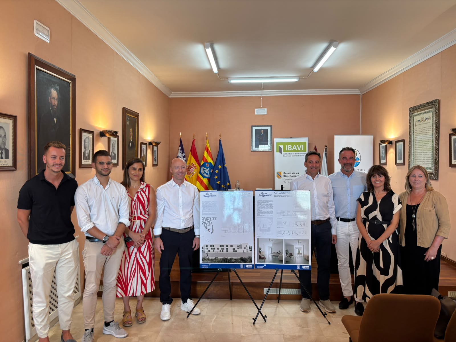 Presentació del projecte de la nova promoció de l'IBAVI as Mercadal, amb el conseller José Luis Mateo, el president del Consell, Adolfo Vilafranca, i el batle del municipi, Joan Palliser, entre d'altres.