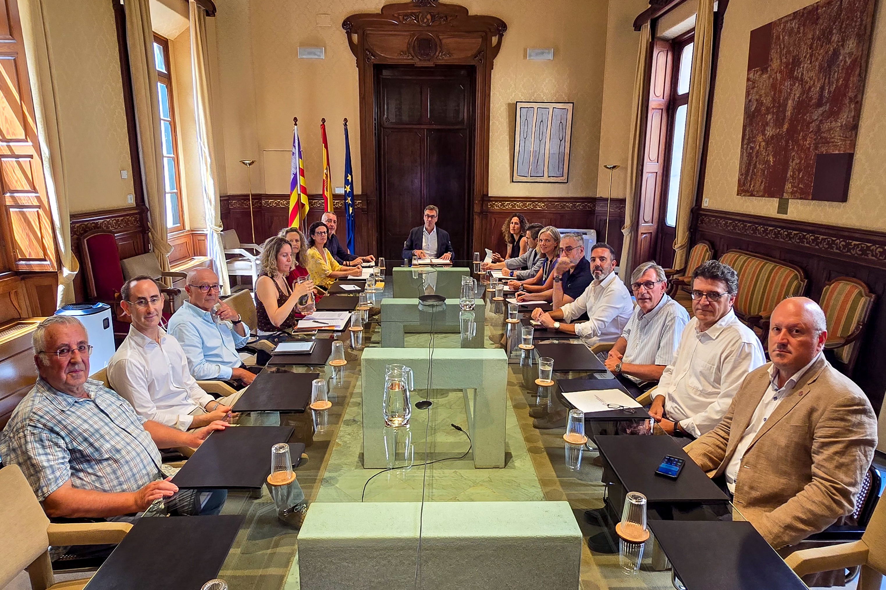 A la taula de la reunió hi han participat col·legis professionals, cambres de comerç i patronals.