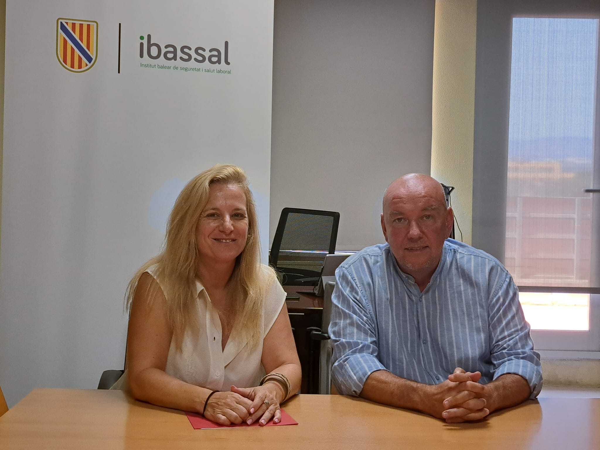 La directora de l'Institut Balear de Seguretat i Salut Laboral (IBASSAL), Coloma Capó, amb el secretari general de la Federació de Treballadors de Seguretat Privada d’USO, Miguel Sañudo