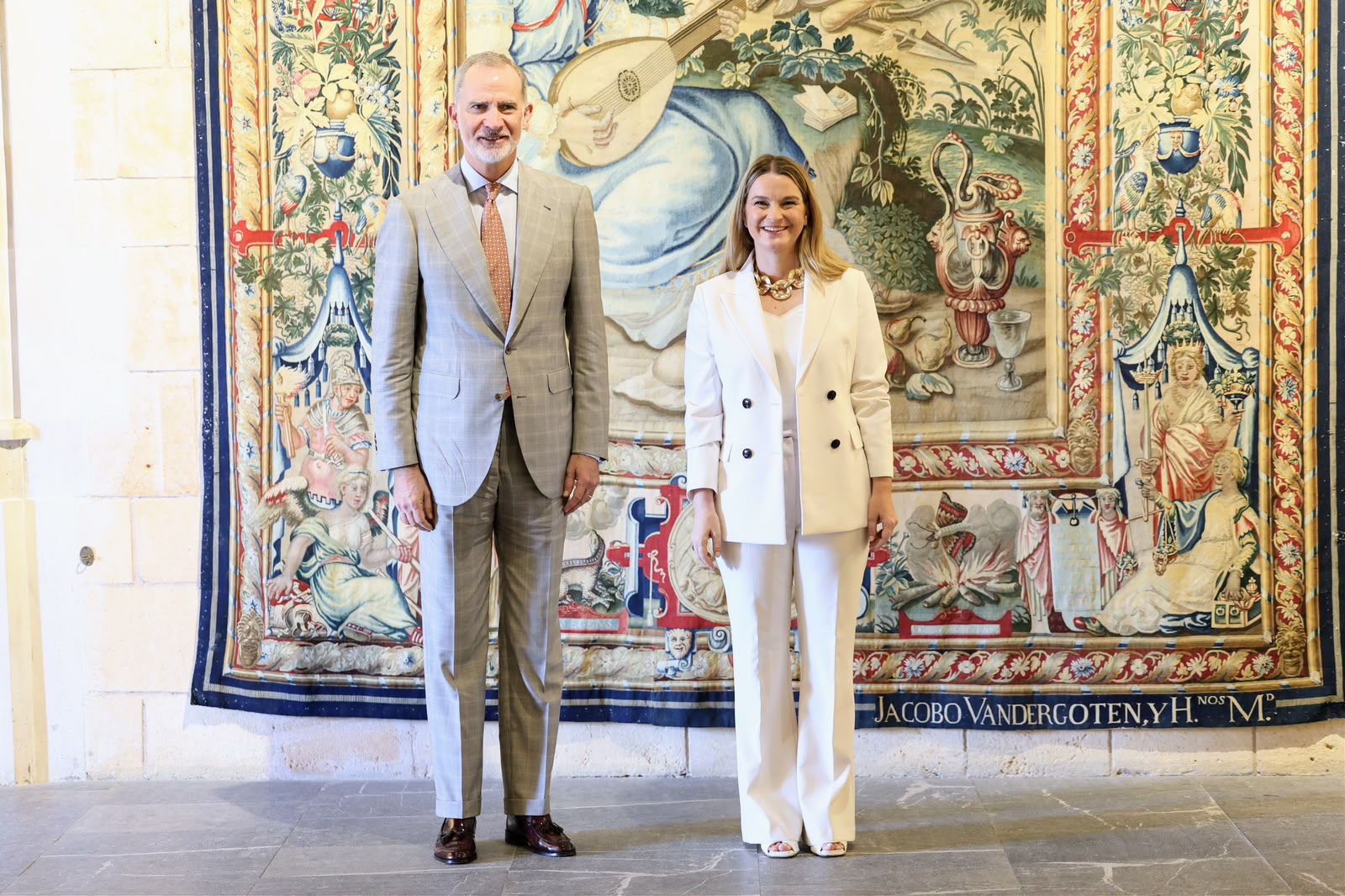  El rei Felip VI i Prohens s'han saludat abans de l'audiència.