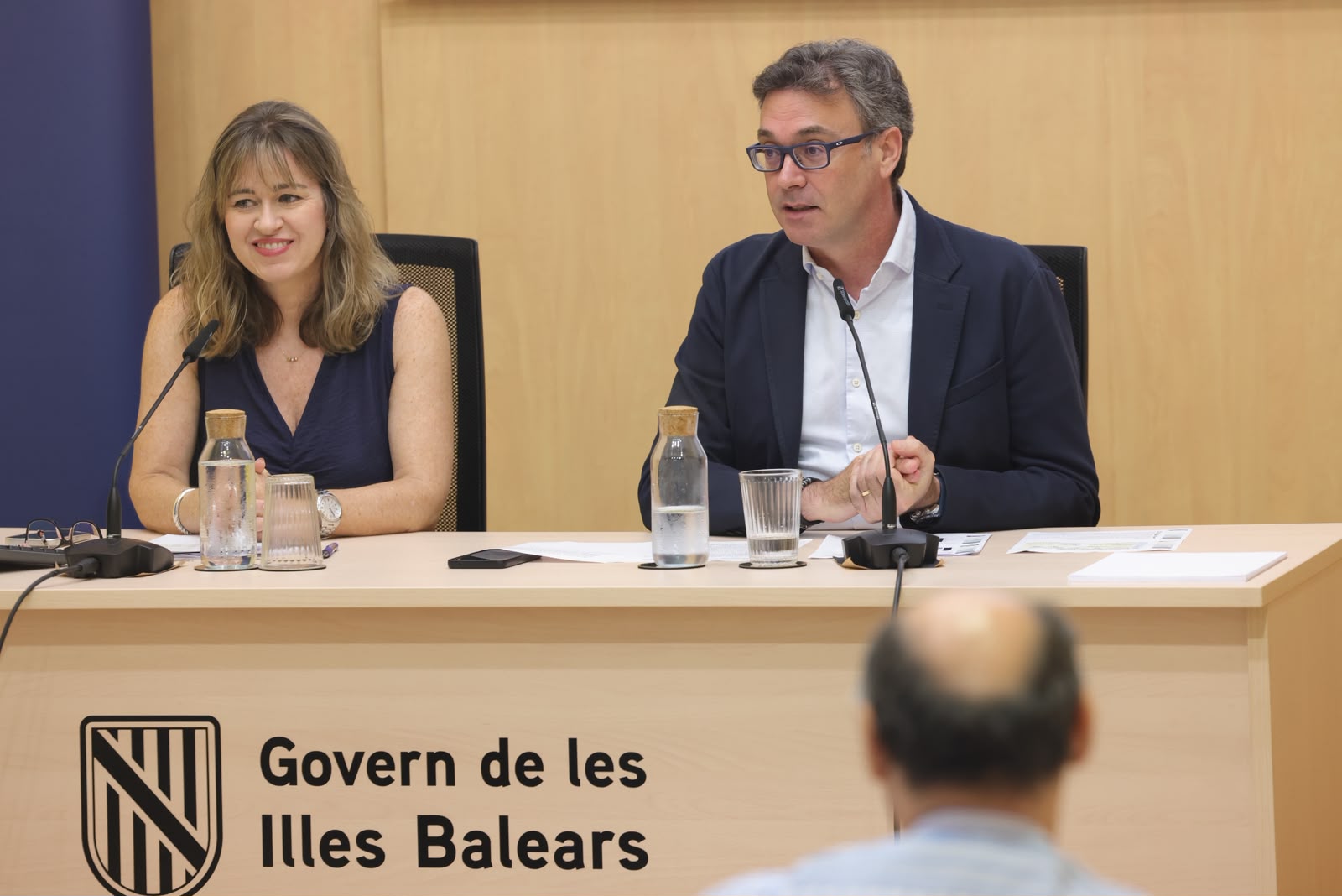 El vicepresident primer i conseller d’Economia, Hisenda i Innovació, Antoni Costa, i la directora general d’Economia i Estadística, Catalina Barceló