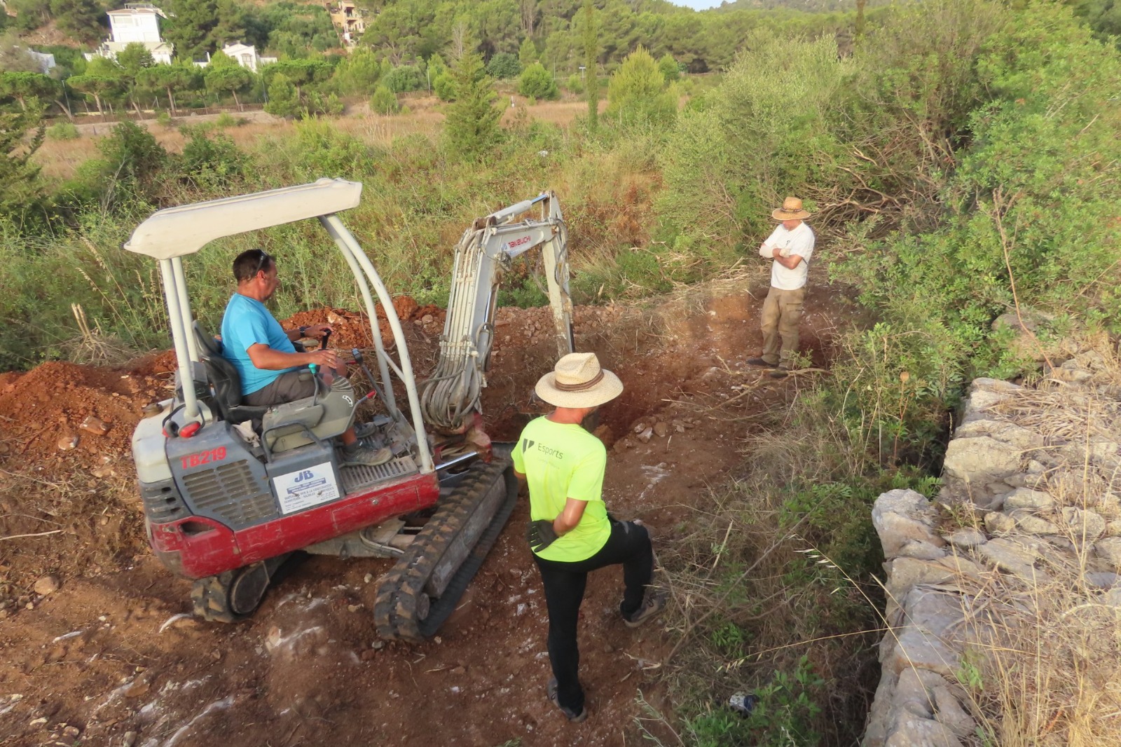 Tres operaris durant l'excavació. 