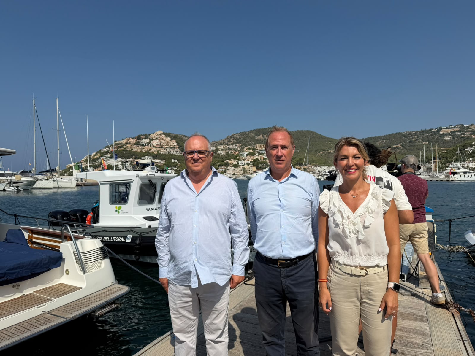 El conseller de la Mar i del Cicle de l’Aigua, Juan Manuel Lafuente; la batlessa d’Andratx, Estefanía Gonzalvo, i el director general de Ports i Transport Marítim, Antoni Mercant, al port d'Andratx.