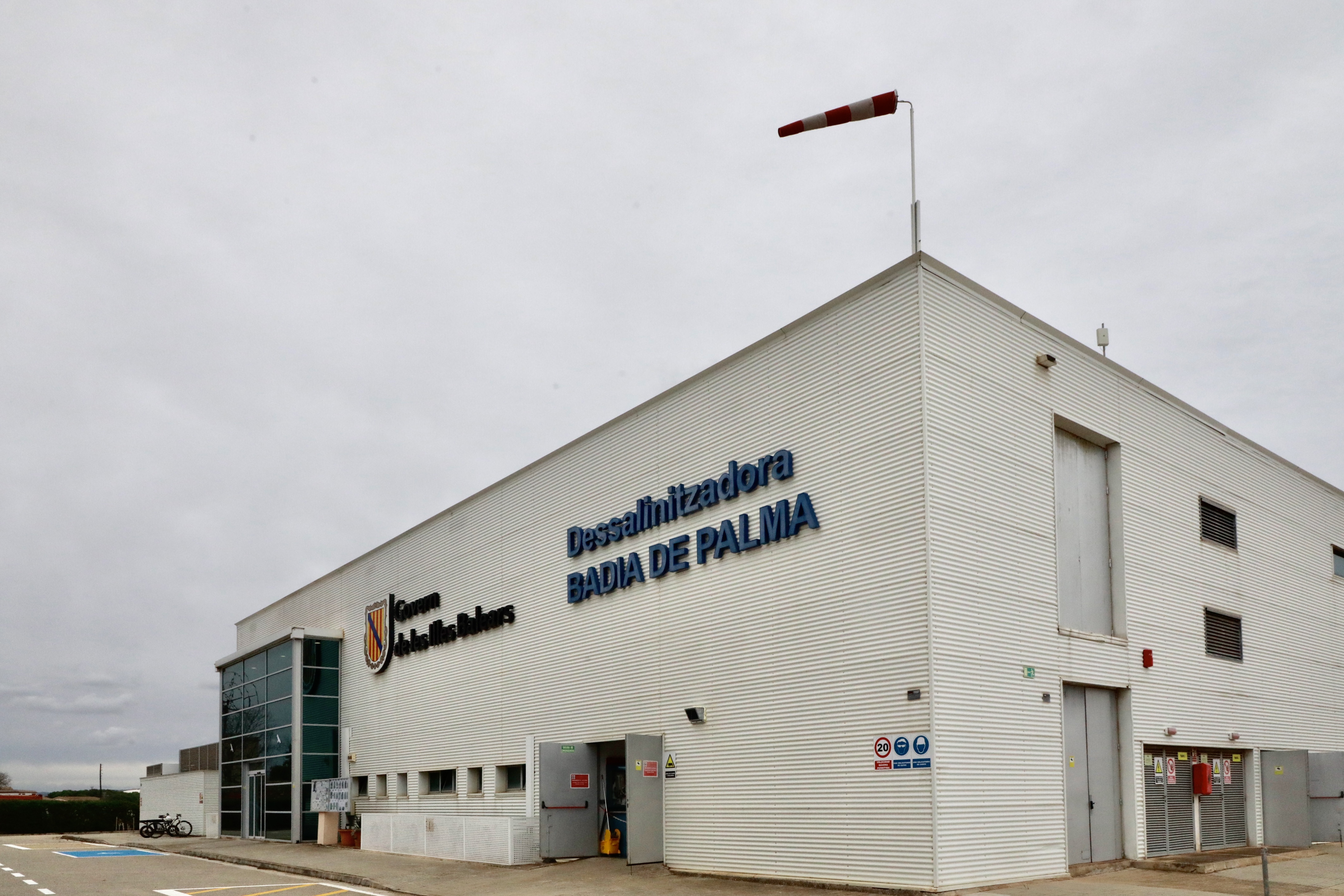 Façana de la dessalinitzadora de la badia de Palma
