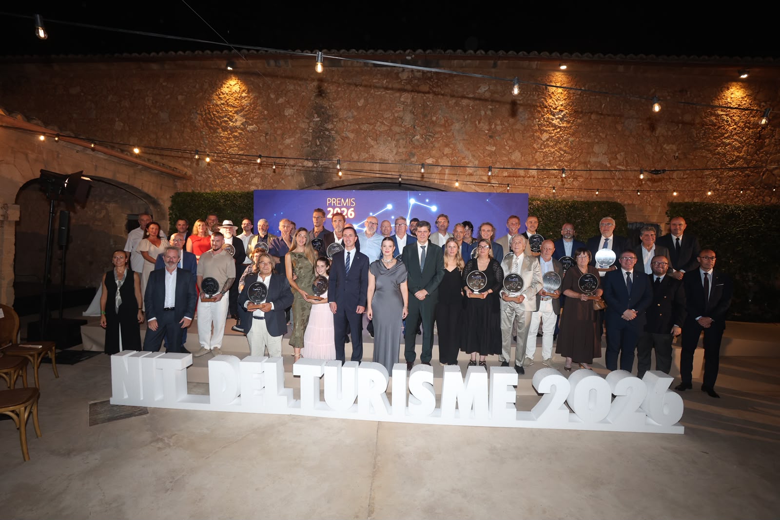 Fotografia de grup dels premiats i les autoritats durant la Nit del Turisme 2026.