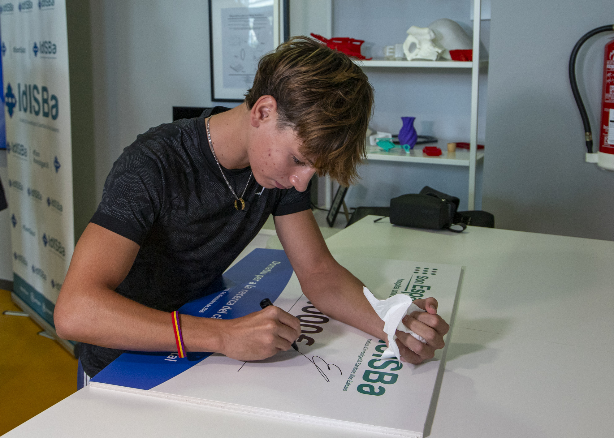David Triay, signant el cartell del seu donatiu.