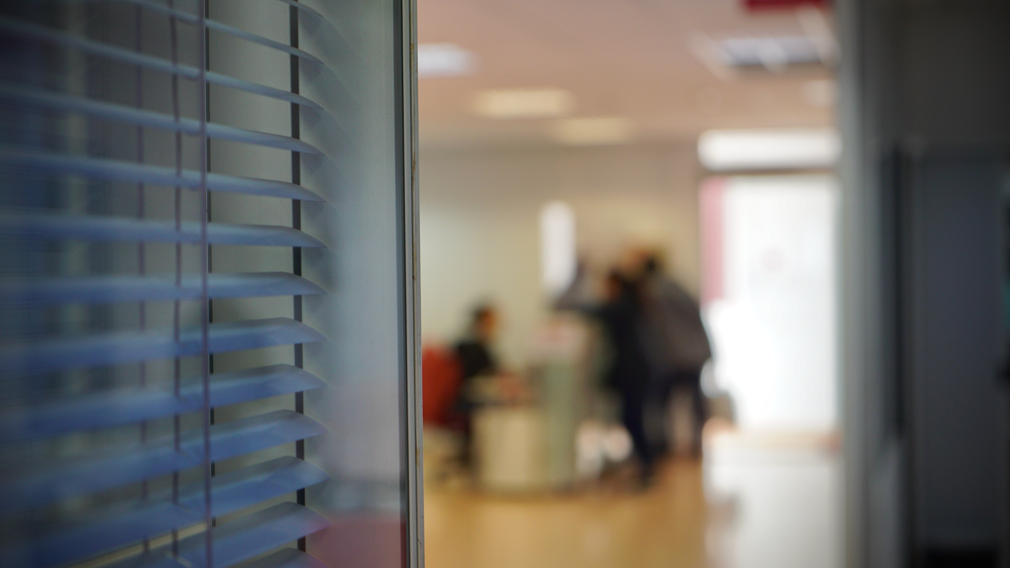 Una oficina amb un funcionari atenent a dues persones