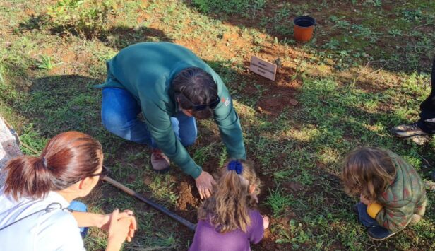 Siembra de plantas con niñas y niños