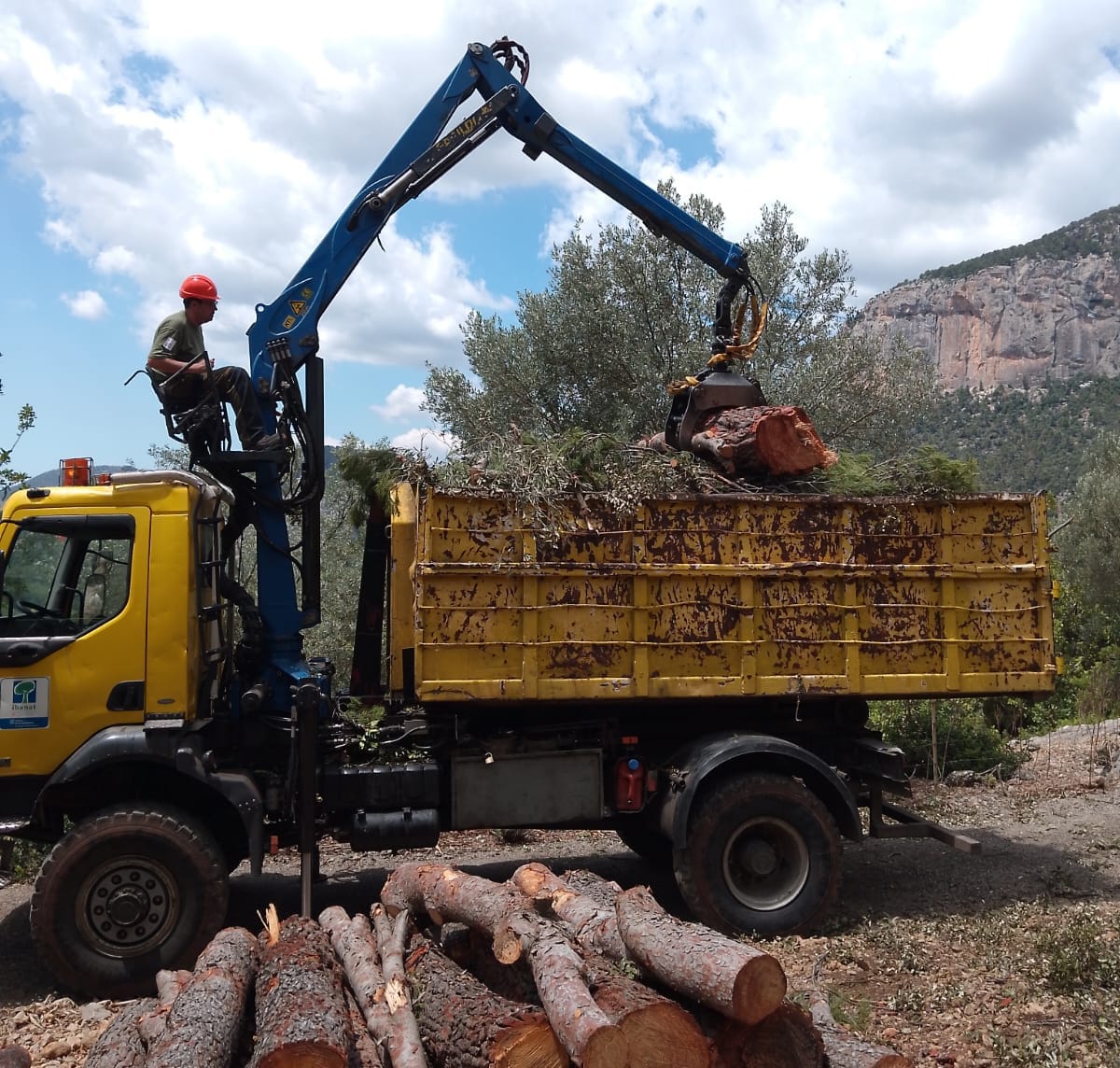  Un treballador de l'IBANAT fent tasques amb un camió.