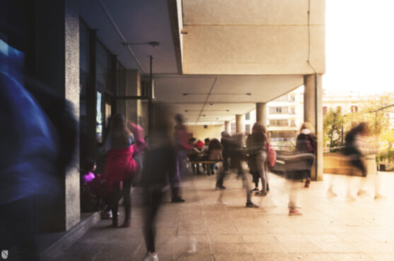 Imatge difuminada de persones en un pati
