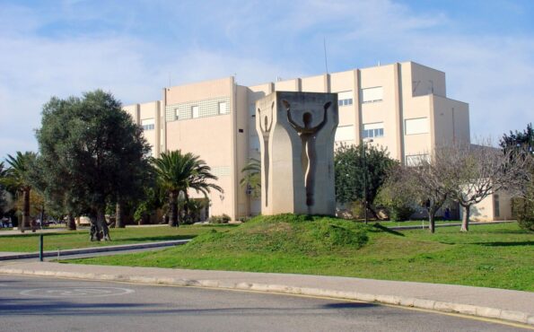 Vista de edificios y entrada a la UIB