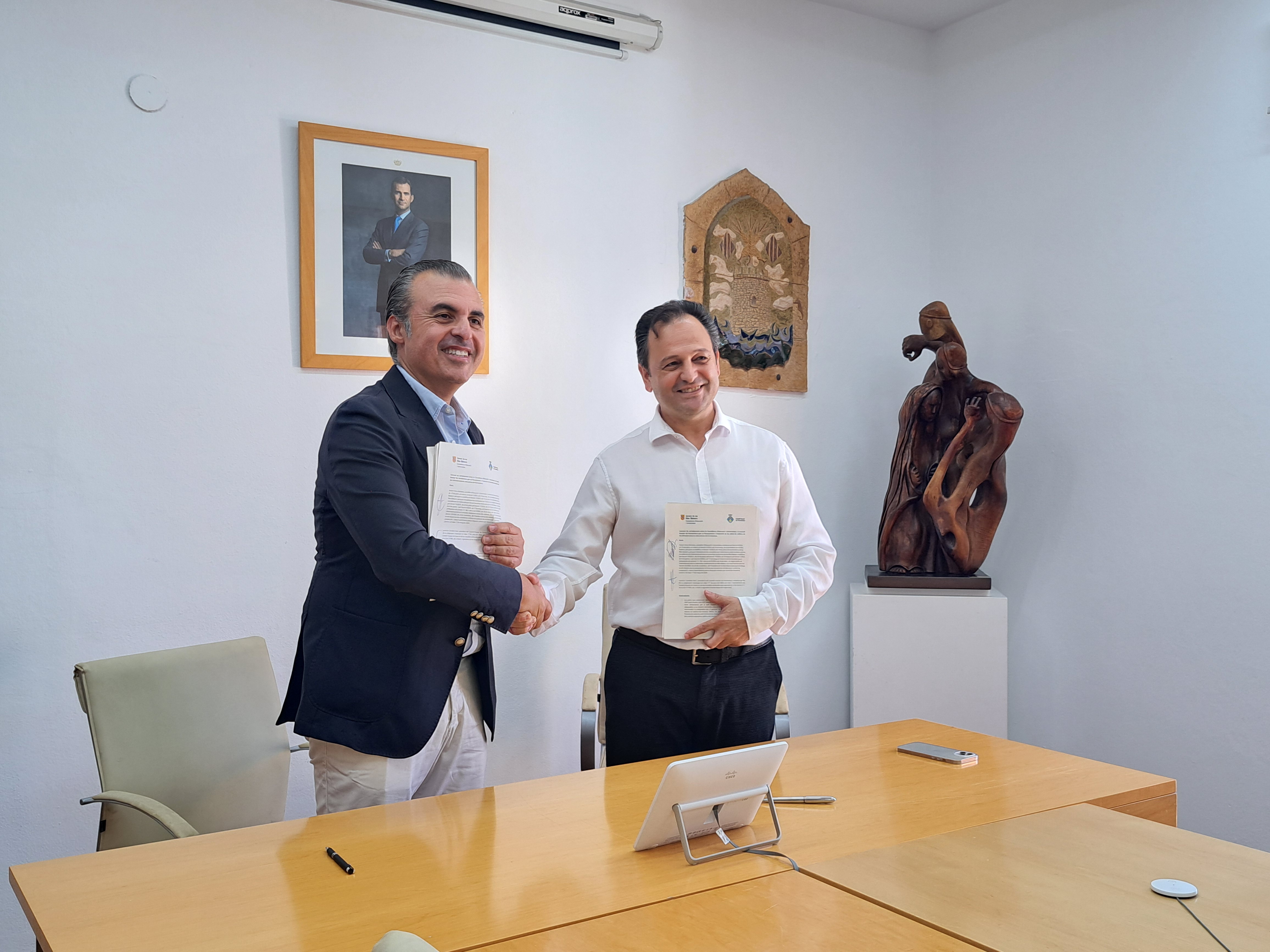   El conseller Antoni Vera i el president del Consell de Formentera, Lorenzo Córdoba, han firmat avui el conveni de col·laboració