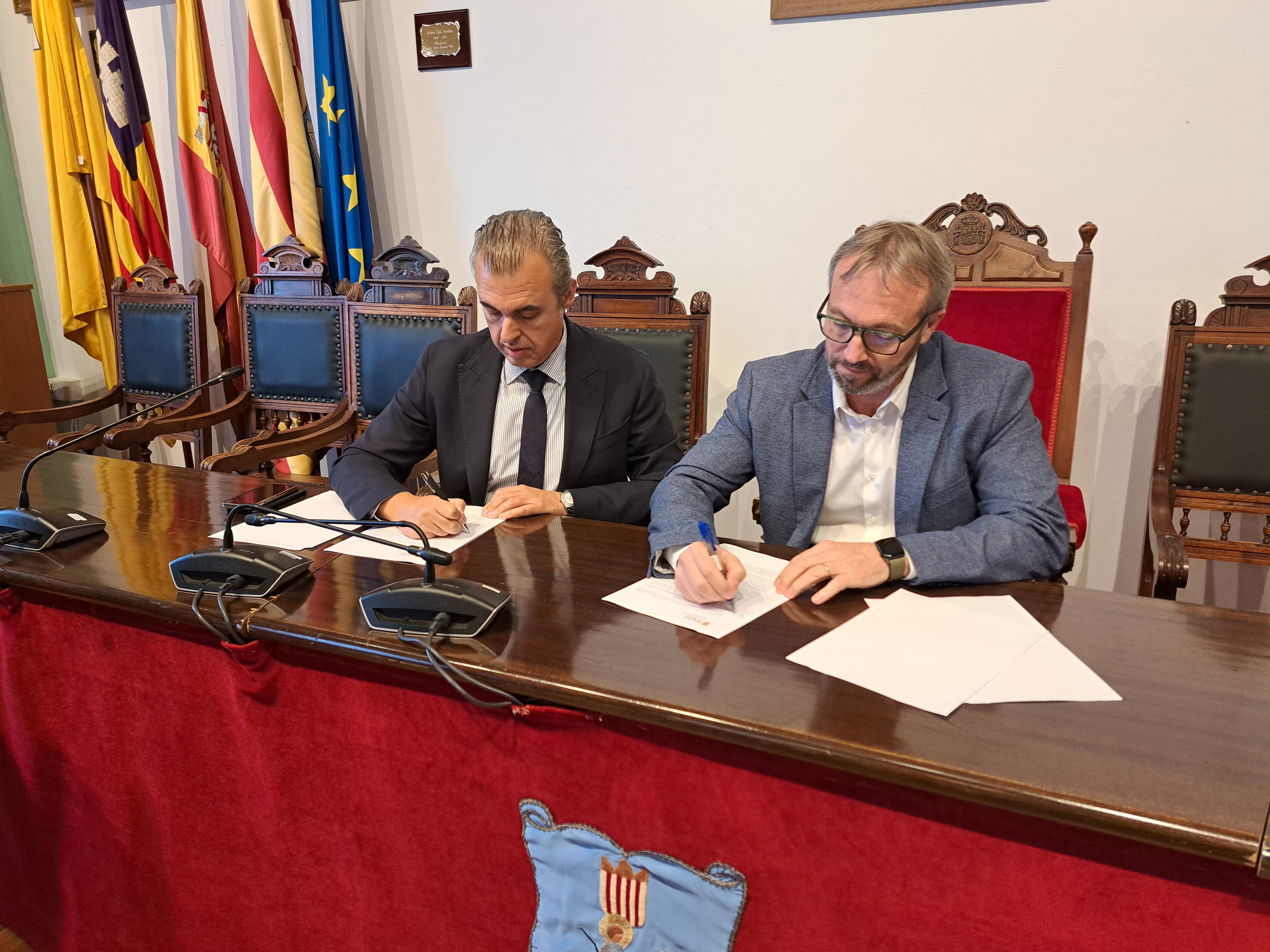 la Conselleria d’Educació i Universitats i l’Ajuntament des Castell signen un conveni 