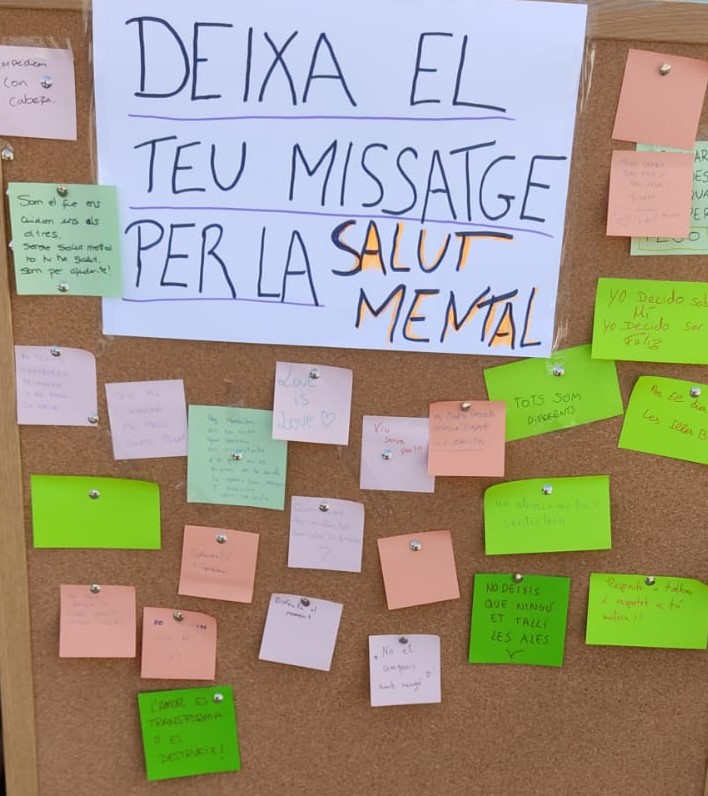 Suro amb missatges penjats relacionats amb la salut mental