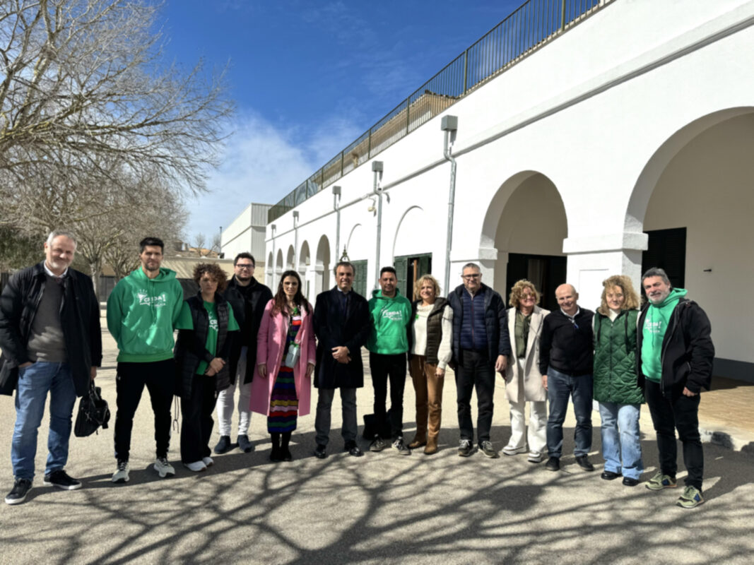 Foto de família durant la visita a l'IES Algaida