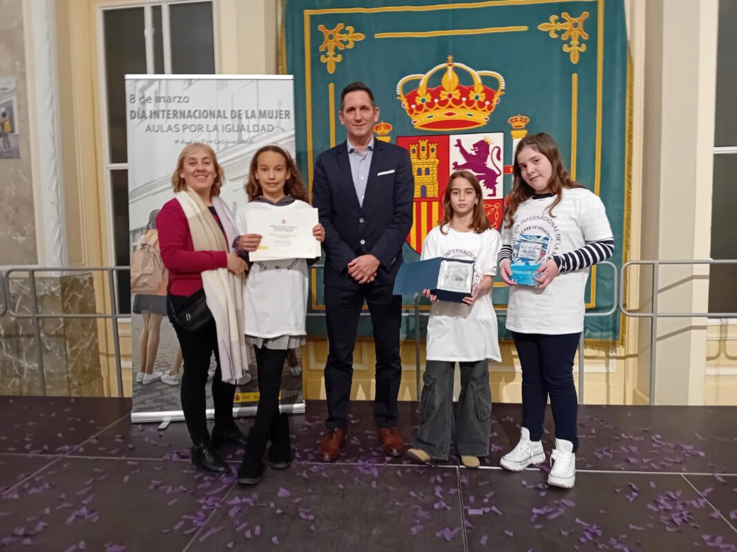 Representants del CEIP Torres de Balàfia, amb la menció d'honor, acompanyats pel director territorial d'Educació a Eivissa i Formentera, Juan Álvarez.