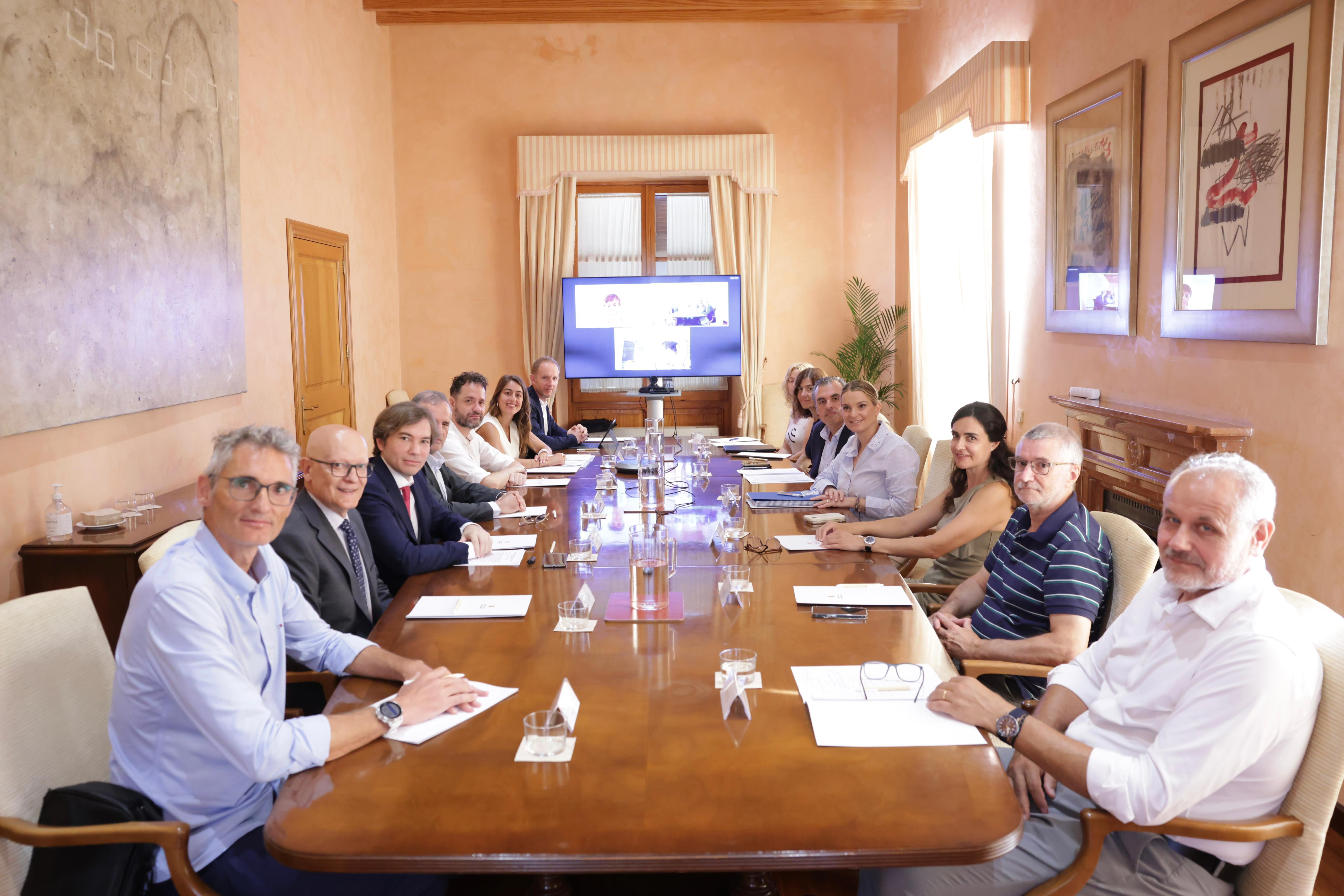 La presidenta Prohens presideix la reunió del Grup per a l’Anàlisi i la Millora del Sistema Educatiu, juntament amb el rector de la Universitat de les Illes Balears, Jaume Carot, i el conseller d’Educació i Universitats, Antoni Vera.