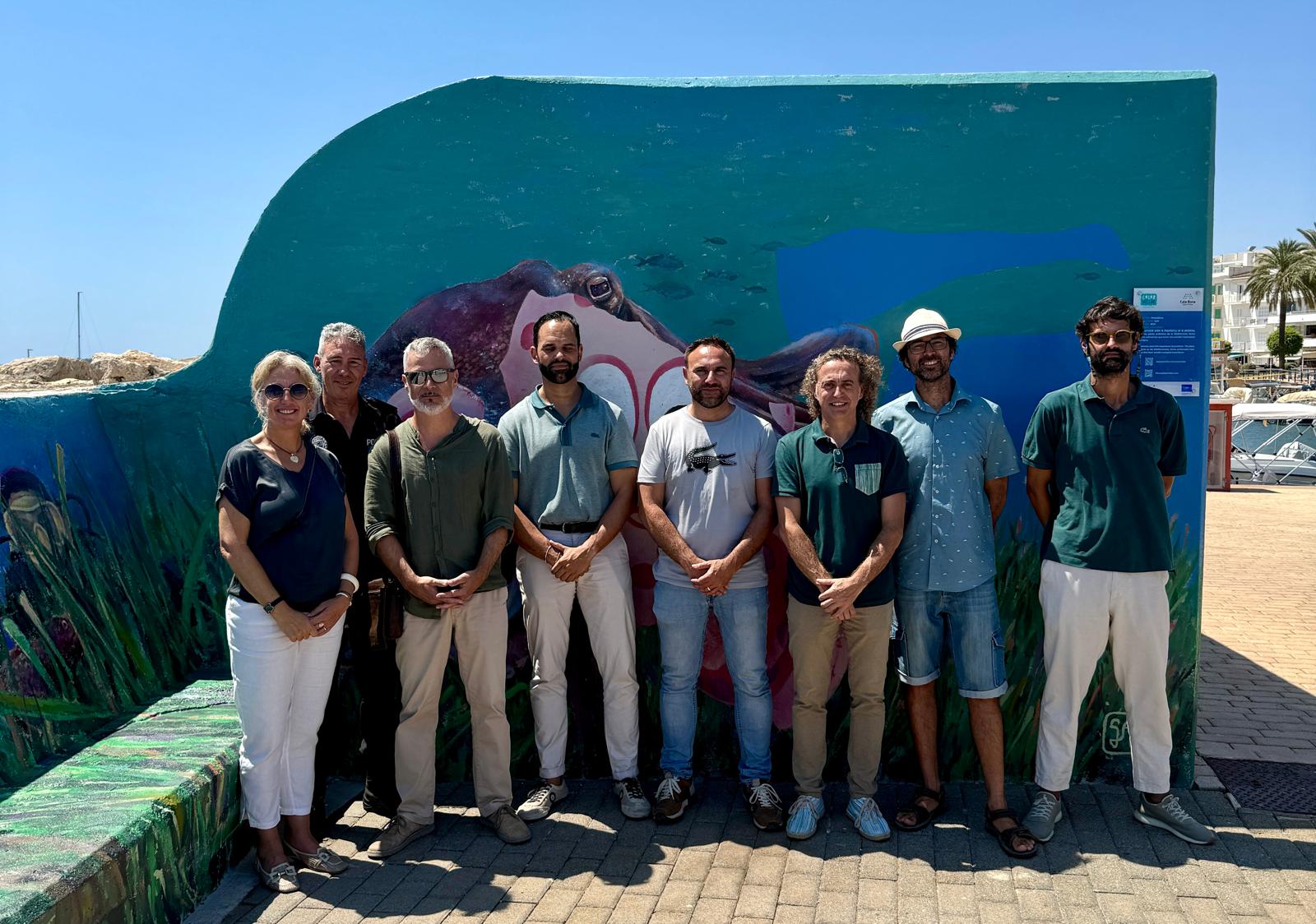 El projecte LIFE AdaptCalaMillor uneix art i medi ambient a través d'un mural que cerca sensibilitzar enfront del canvi climàtic en el port de Cala Bona