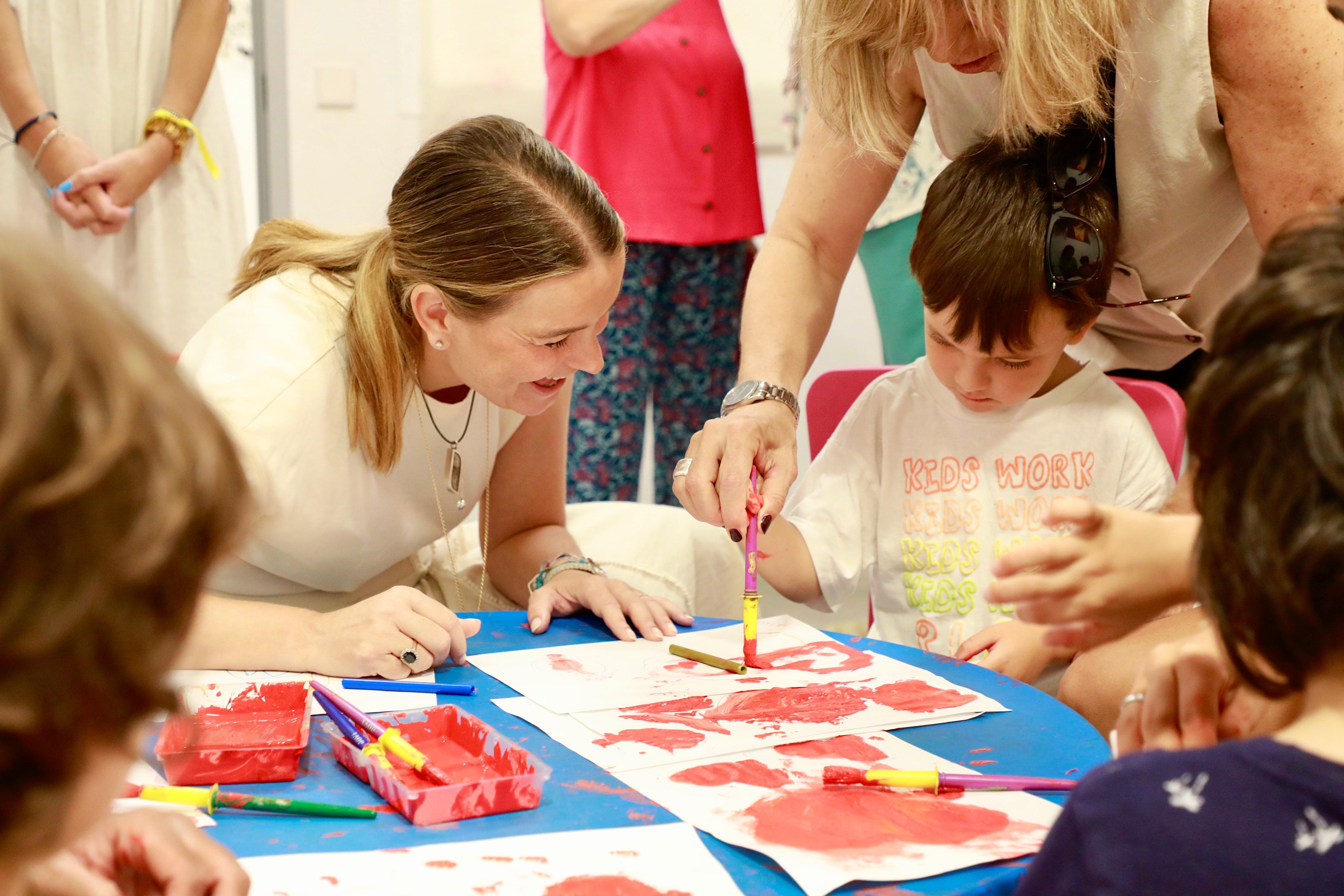 Margalida Prohens ha visitat avui l’escola d’estiu d’Amadiba, una de les entitats participants en el programa d’oci adaptat subvencionat per l’executiu balear.