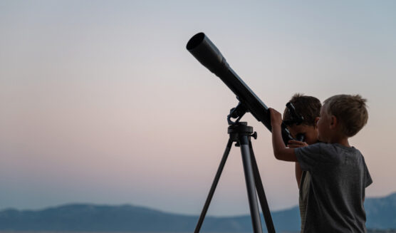 Niños con un telescopio