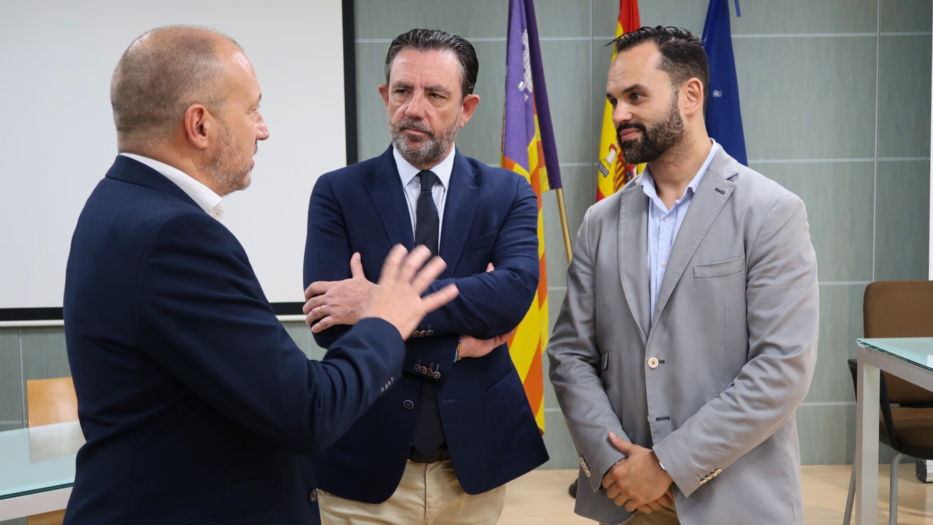 El conseller Alejandro Sáenz de San Pedro amb el director general d’Economia Circular, Transició Energètica i Canvi Climàtic, Diego Viu i Hernando Rayo Sarrias, director gerent de l'Institut Balear de l'Energia (IBE).