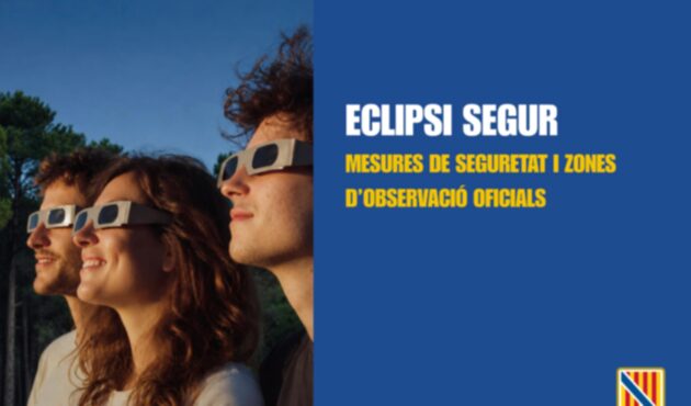Tres joves amb ulleres homologades miren el cel